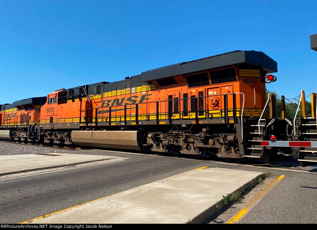 BNSF 6858